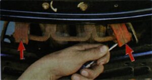 В процессе снятия поперечины от кронштейнов катколлектора отсоединяют две резиновые подушки подвески узлов системы выпуска отработавших газов