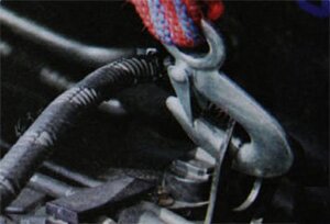 Закрепите стропы грузоподъемного механизма за переднюю и заднюю транспортные проушины и натяните стропы