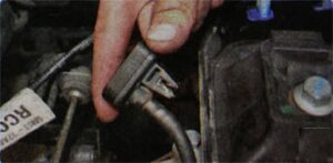 Снимите сапун вентиляции картера коробки передач с отбортовки кронштейна левой опоры подвески силового агрегата.
