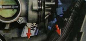 Отсоедините от впускной трубы шланги вакуумного усилителя тормозов и клапана продувки адсорбера